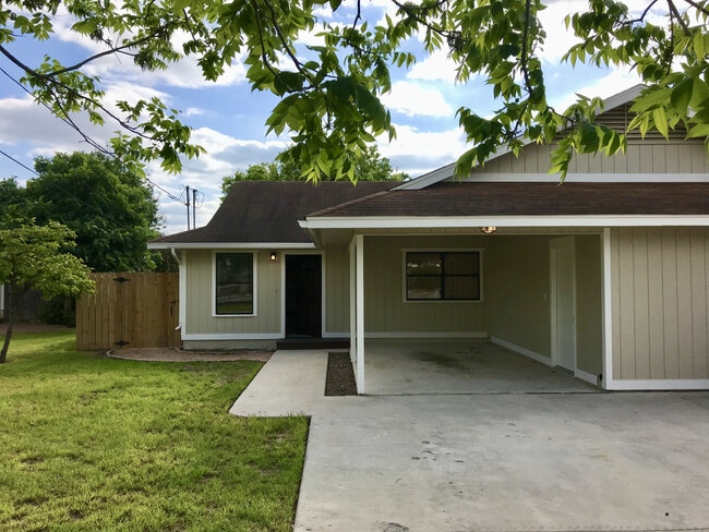 Building Photo - Gruene Duplex