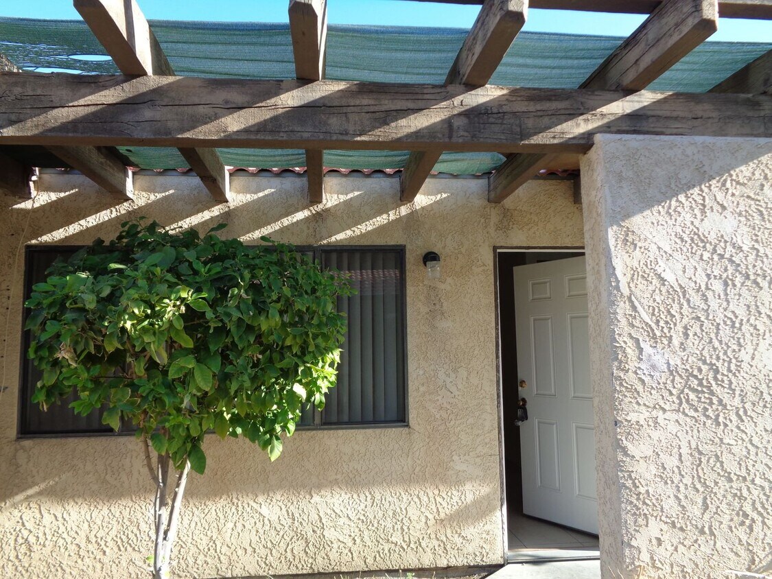 Foto principal - COMING SOON!! 2 Bed 1 Bath Apartment in Ca...