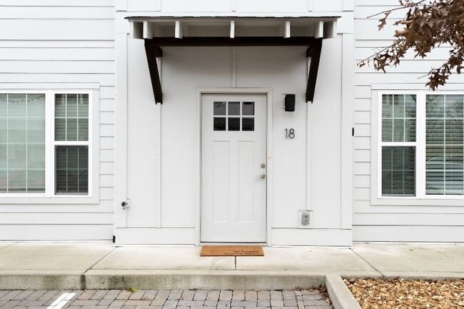Building Photo - 3 bed! 2.5 bath. Super charming! Furnished...