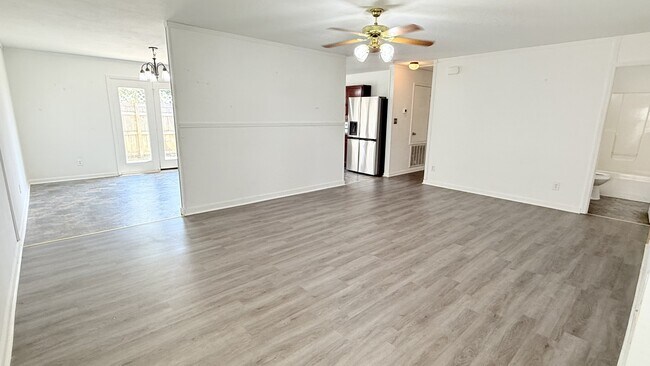 Foto del edificio - 15251 Tyler Mill Dr