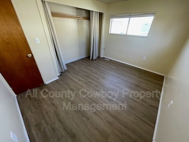 Foto del edificio - 954 N McCue St