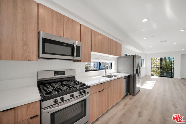 Building Photo - 406 N Kenmore Ave
