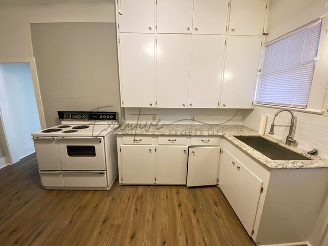 Foto del edificio - Modern Upgrades + Classic Charm – 2BR Dupl...