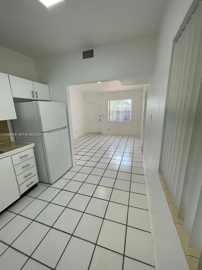 Foto del edificio - 2431 Plunkett St