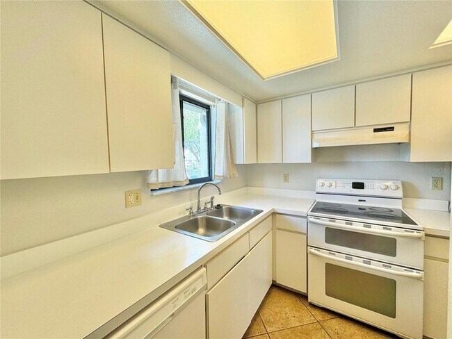 Building Photo - 2600 Lucerne Park Rd