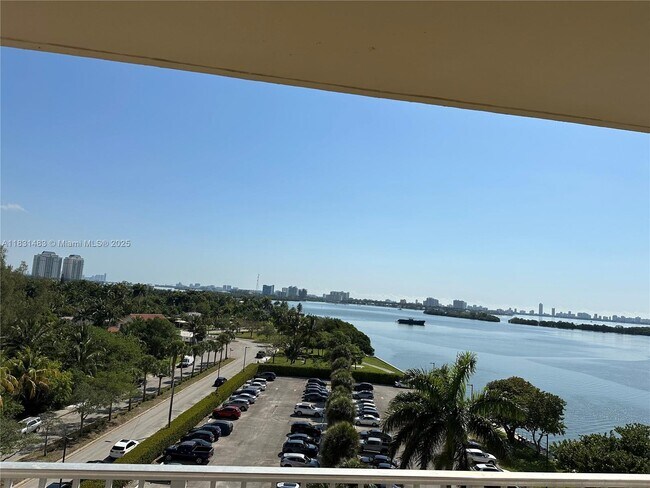 Foto del edificio - 880 NE 69th St