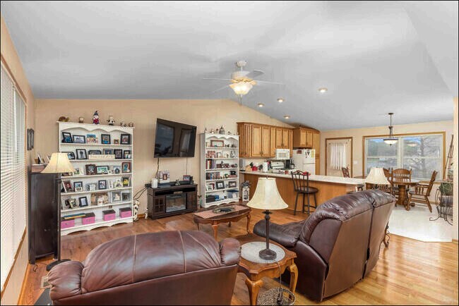 Building Photo - 723 Hedge Dr