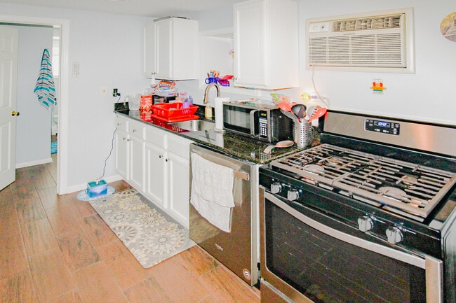 Building Photo - 6669 W Devon Ave