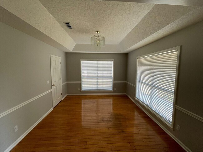 Foto del edificio - Oak Lake Estates - Pool w/Pool Care Included!   NEW LVP!!