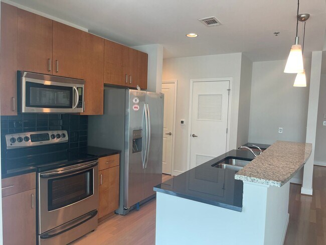 Building Photo - Gorgeous Condo @ Midtown Plaza 1B/1B In Am...