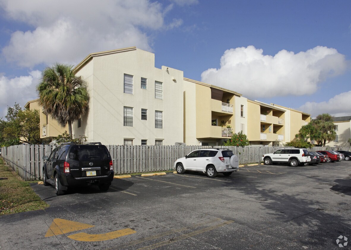 Los Suenos Condominium Apartments in Hialeah, FL