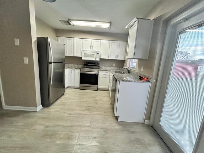 Foto del edificio - 3941 Wingward Ave