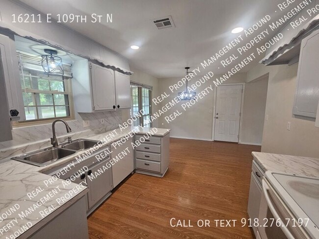 Foto del edificio - 16211 E 109th St N