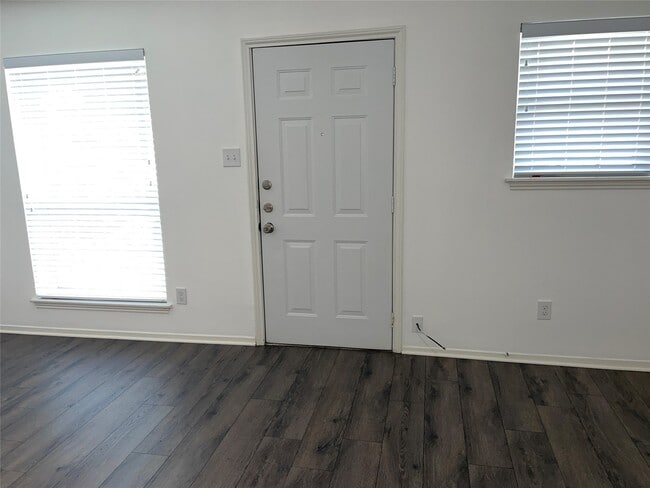 Building Photo - 1110 W Tri Oaks Ln