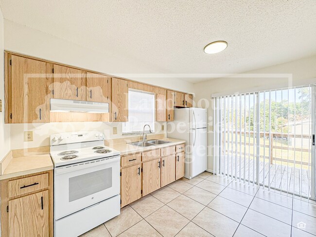 Foto del edificio - 5816 Charlton Dr