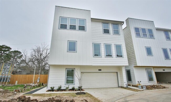 Building Photo - 4141 Victory Dr