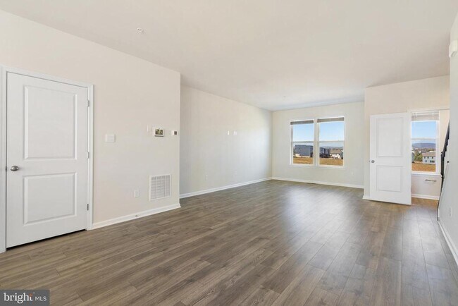 Building Photo - 485 Tiller St