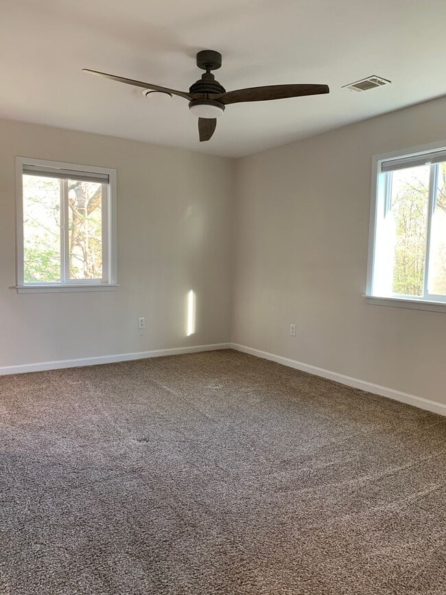 Building Photo - 3 bed 2 bath-Valley View-Surrounded by Trees!
