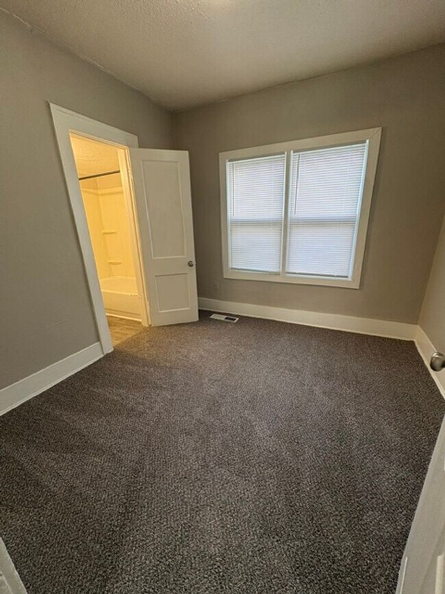 Foto del edificio - A cozy 2 bedroom home with versatile living space and plenty of storage including a partially fin...