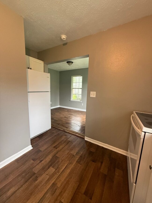 Building Photo - Rent this GREAT 2 BEDROOM home with, FULLY FENCED front and back yard.