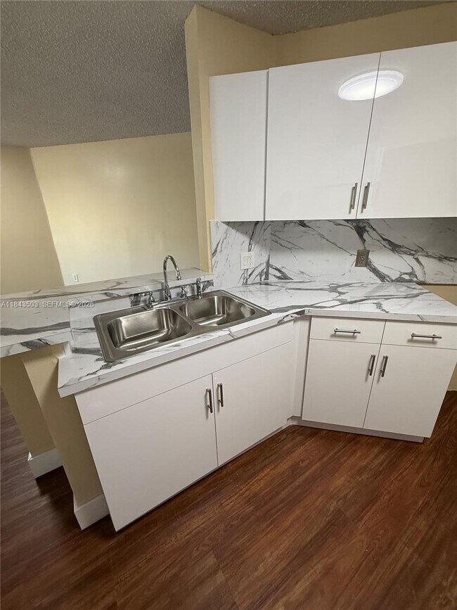 Foto del edificio - 6272 NW 186th St