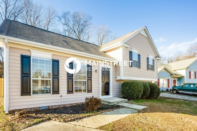 Building Photo - 4 Bedroom Pet-Friendly Home in Charlotte, NC with Main Street Renewal