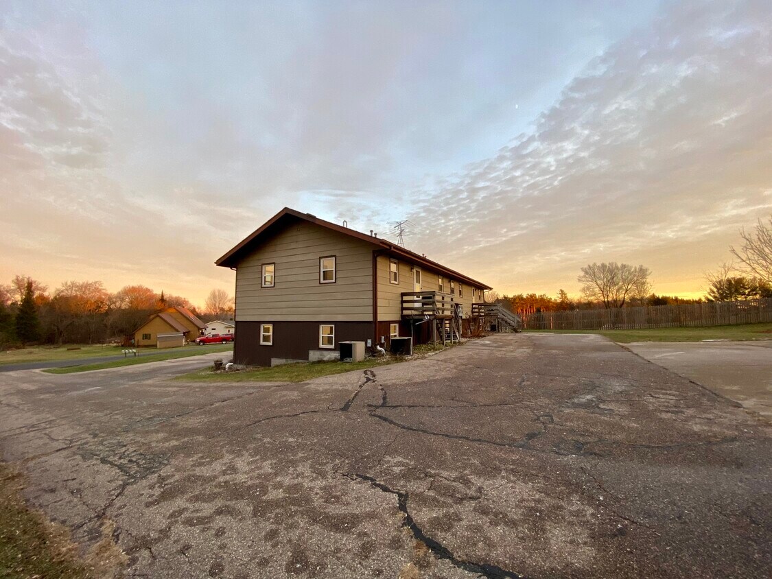 Building Photo - 425 King Olav Ln