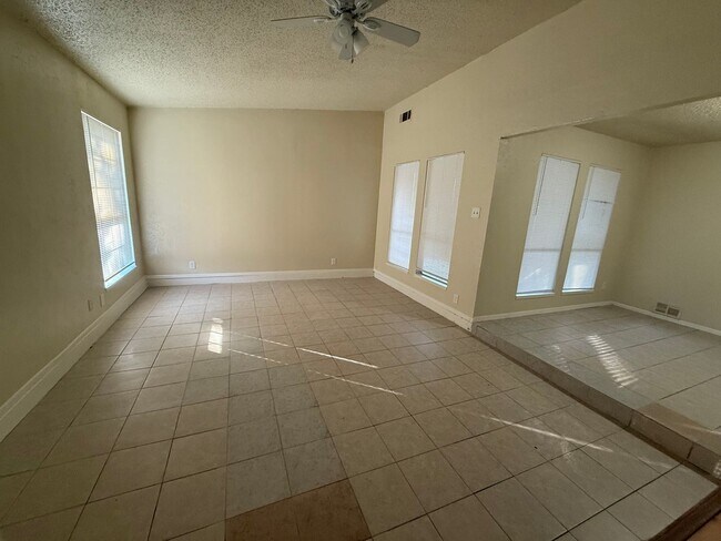 Building Photo - Nice and Spacious Home