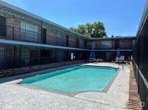 Building Photo - 5617 Bissonnet St
