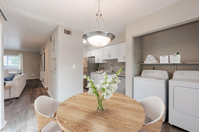 Building Photo - Lakeshore Reserve Off 86th Apartments and Townhomes