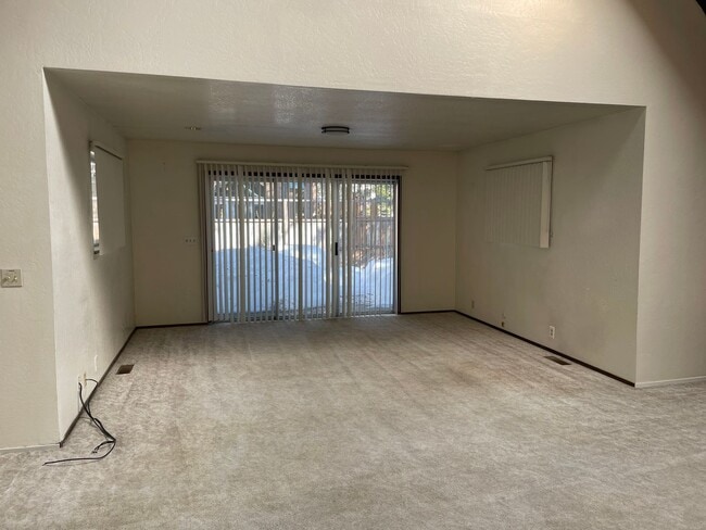 Building Photo - Al Tahoe - 4 bedroom 2 bath with garage av...
