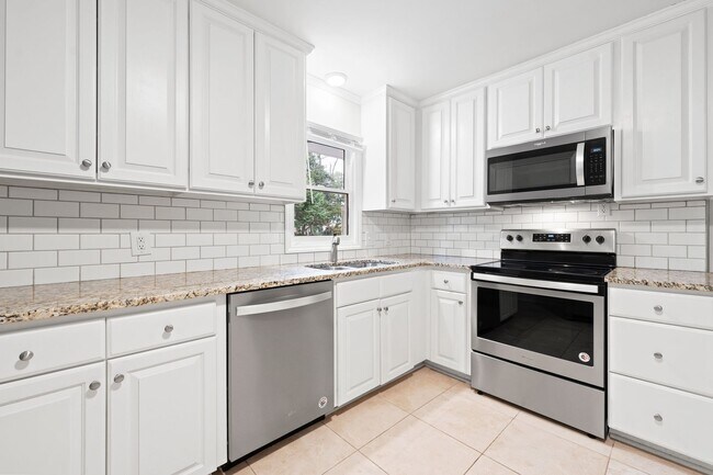 Building Photo - 2 bed/1 bath duplex with complete renovati...