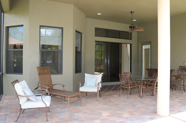 Building Photo - ~3 bed+Den/3 bath Pool Home in desirable N...