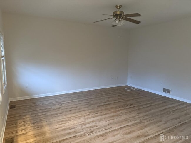 Foto del edificio - 555 Georges Rd