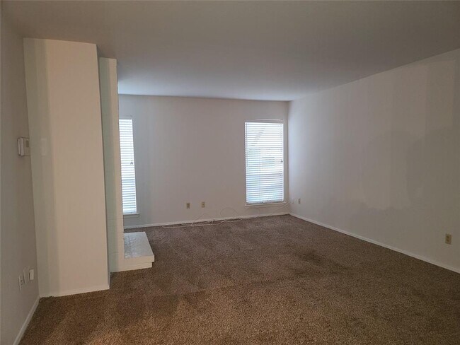 Building Photo - 10584 High Hollows Dr
