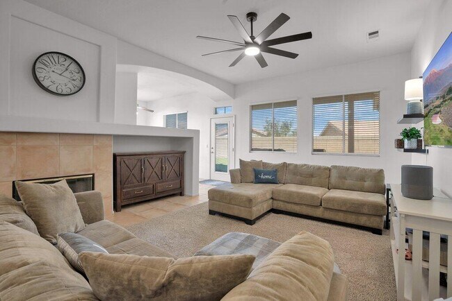 Foto del edificio - 45180 Debbie Dr