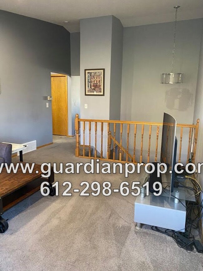 Building Photo - End Unit Townhouse Available June 1, Open ...