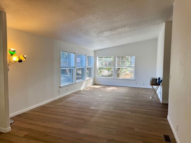 Foto del edificio - Remodeled Home on 1/2 Acre
