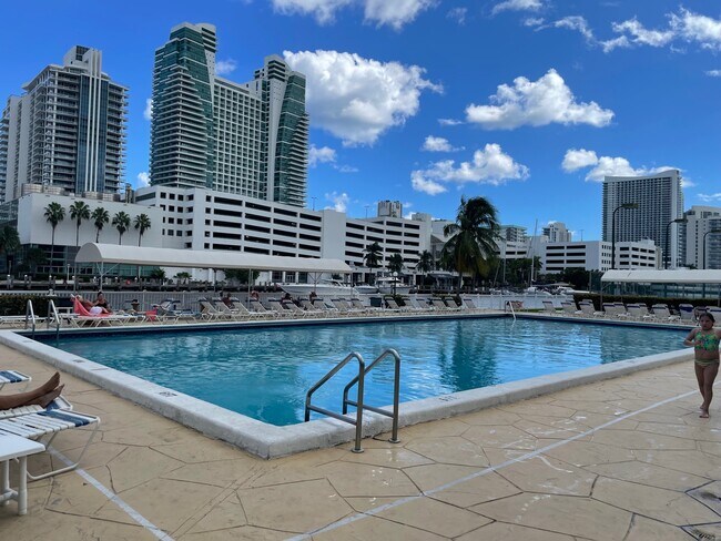 Foto del edificio - 400 Leslie Dr