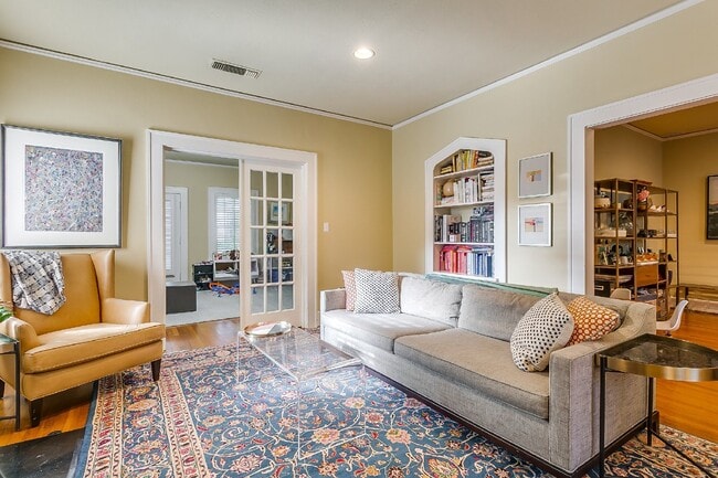 Foto del edificio - Darling English Tudor style home in the heart of the University District near TCU!