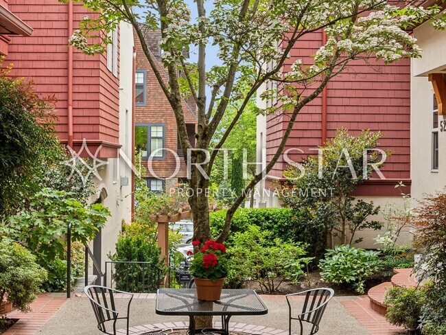 Foto del edificio - European-Inspired Luxury in the Heart of First Addition