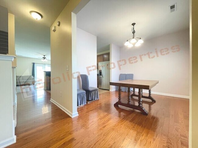 Foto del edificio - Comfortable 3-Bedroom Townhouse w/2 Assign...