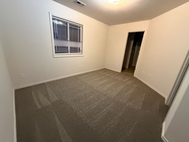 Foto del edificio - New carpet + Paint! 2 bed|2.5 bath + bonus room townhome