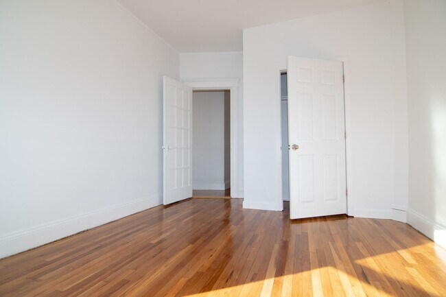 Foto del edificio - Renovated 2BR apartment with balcony, heat inc. on Brookilne/Allston line!