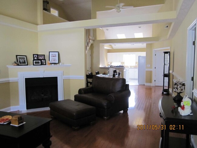 Building Photo - 3 bedroom 3 bath with Fenced in Yard in Ta...