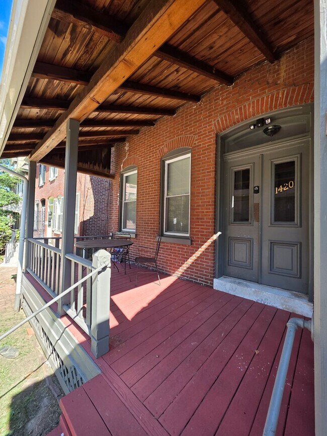 Building Photo - 1420 N Van Buren St
