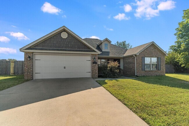 Building Photo - Stunning 4 Bed 2 Bath Home on Quiet Street!