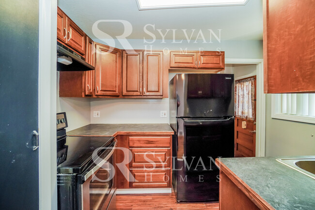 Building Photo - Comfortable living in this 2 BR, 1.5 BA home