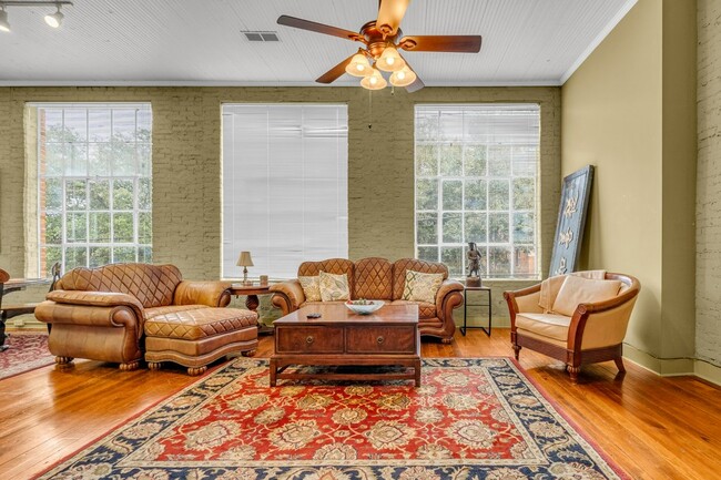 Building Photo - 515 College St