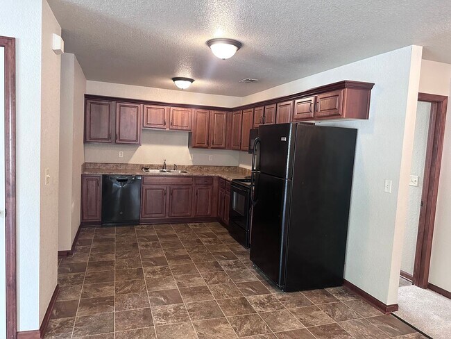 Foto del edificio - 3 Bed | 2 Bath | 1 Car Garage Single Level Duplex in Blue Springs; Lee’s Summit Schools
